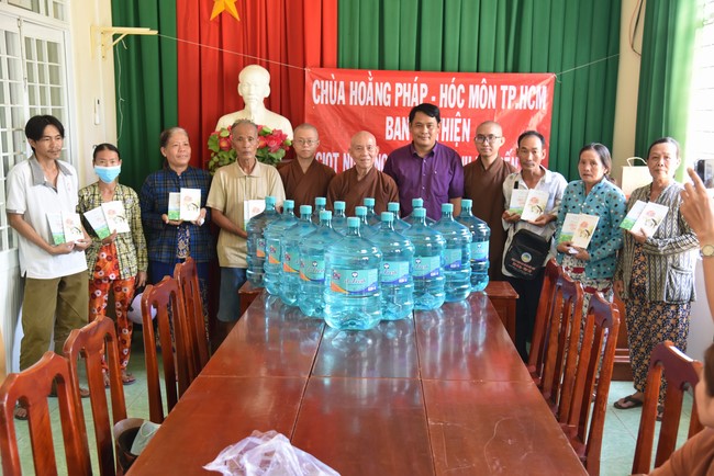 Chương trình trao tặng “Giọt nước nghĩa tình” đến người dân huyện Bình Đại, Bến Tre