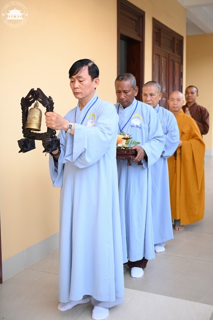 Dharma talk Educating today's young generation in the 102nd Seven-day Retreat