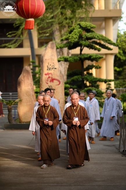 Dharma talk Educating today's young generation in the 102nd Seven-day Retreat