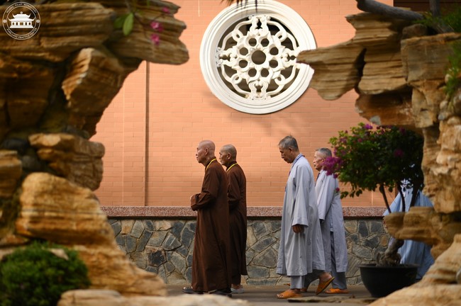 Dharma talk Educating today's young generation in the 102nd Seven-day Retreat