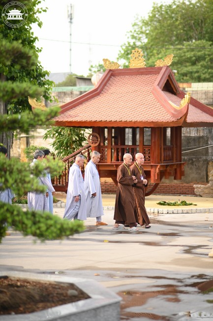 Dharma talk Educating today's young generation in the 102nd Seven-day Retreat