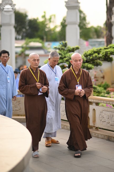 Dharma talk Educating today's young generation in the 102nd Seven-day Retreat