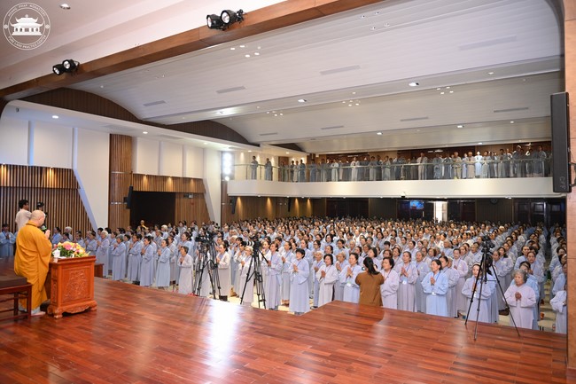 Dharma talk Educating today's young generation in the 102nd Seven-day Retreat