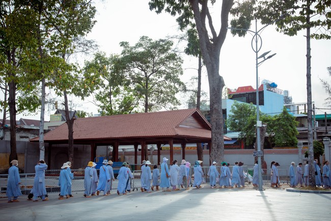 Dharma talk Educating today's young generation in the 102nd Seven-day Retreat