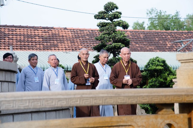 Dharma talk Educating today's young generation in the 102nd Seven-day Retreat