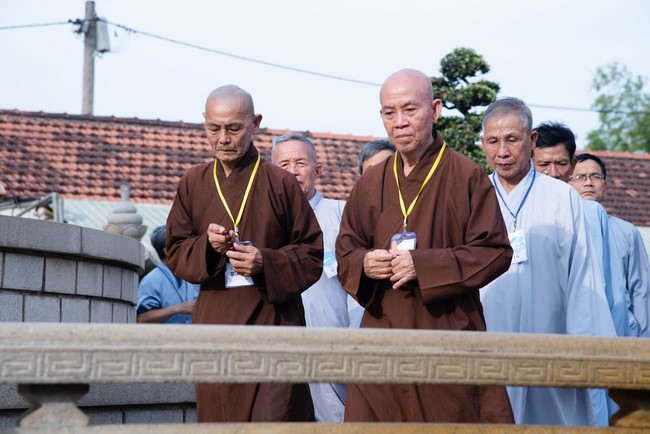 Dharma talk Educating today's young generation in the 102nd Seven-day Retreat