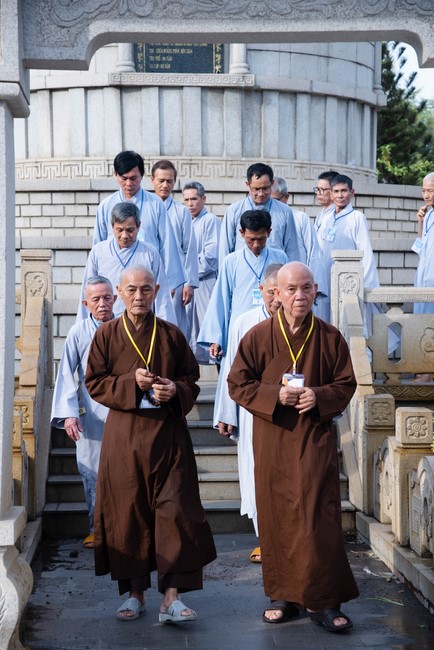 Dharma talk Educating today's young generation in the 102nd Seven-day Retreat