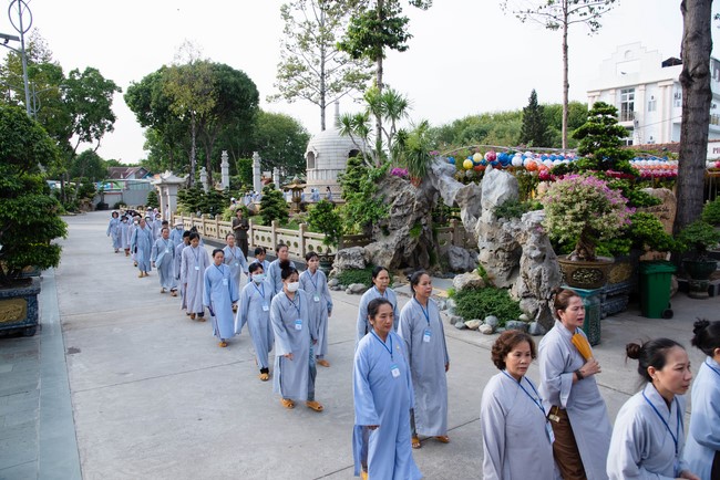 Dharma talk Educating today's young generation in the 102nd Seven-day Retreat