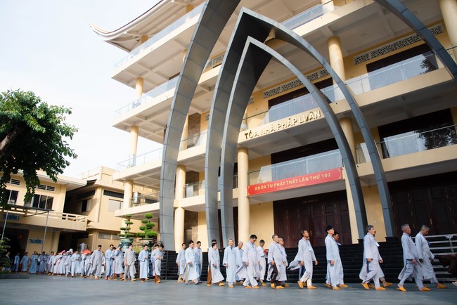 Dharma talk Educating today's young generation in the 102nd Seven-day Retreat