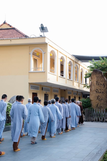 Dharma talk Educating today's young generation in the 102nd Seven-day Retreat