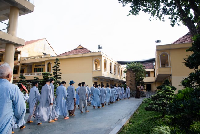 Dharma talk Educating today's young generation in the 102nd Seven-day Retreat