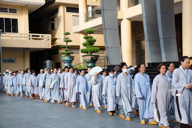 Dharma talk Educating today's young generation in the 102nd Seven-day Retreat