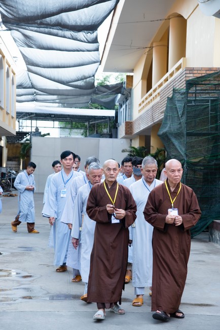 Dharma talk Educating today's young generation in the 102nd Seven-day Retreat