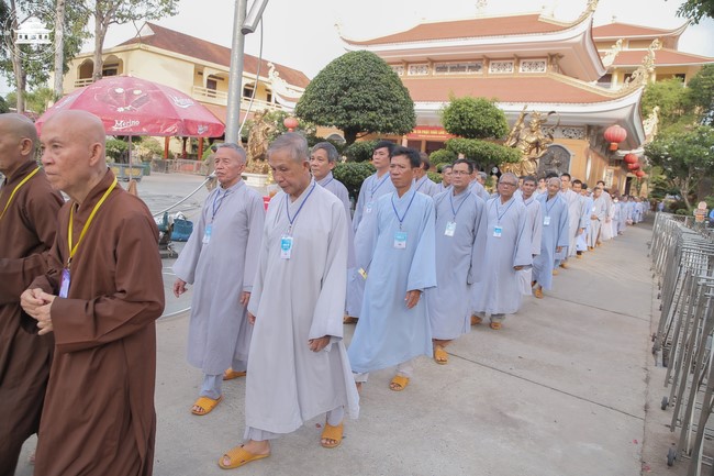 Dharma talk Educating today's young generation in the 102nd Seven-day Retreat