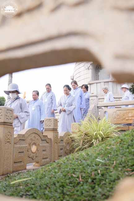 Dharma talk Educating today's young generation in the 102nd Seven-day Retreat