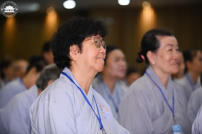 Dharma talk Educating today's young generation in the 102nd Seven-day Retreat