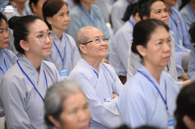 Dharma talk Educating today's young generation in the 102nd Seven-day Retreat