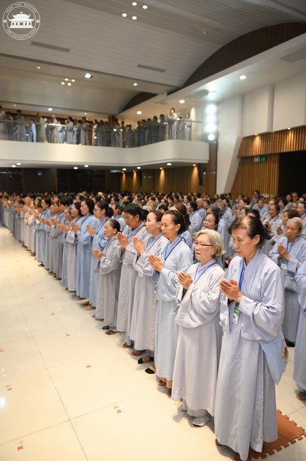 Dharma talk Educating today's young generation in the 102nd Seven-day Retreat