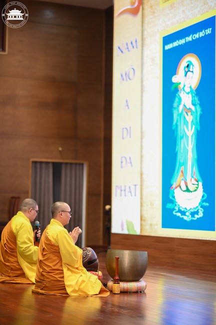 Dharma talk Educating today's young generation in the 102nd Seven-day Retreat