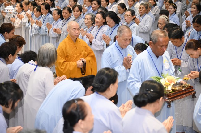 Dharma talk Educating today's young generation in the 102nd Seven-day Retreat