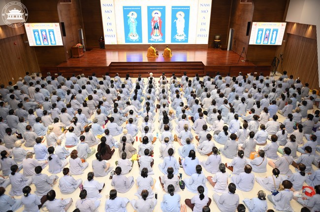 Dharma talk Educating today's young generation in the 102nd Seven-day Retreat