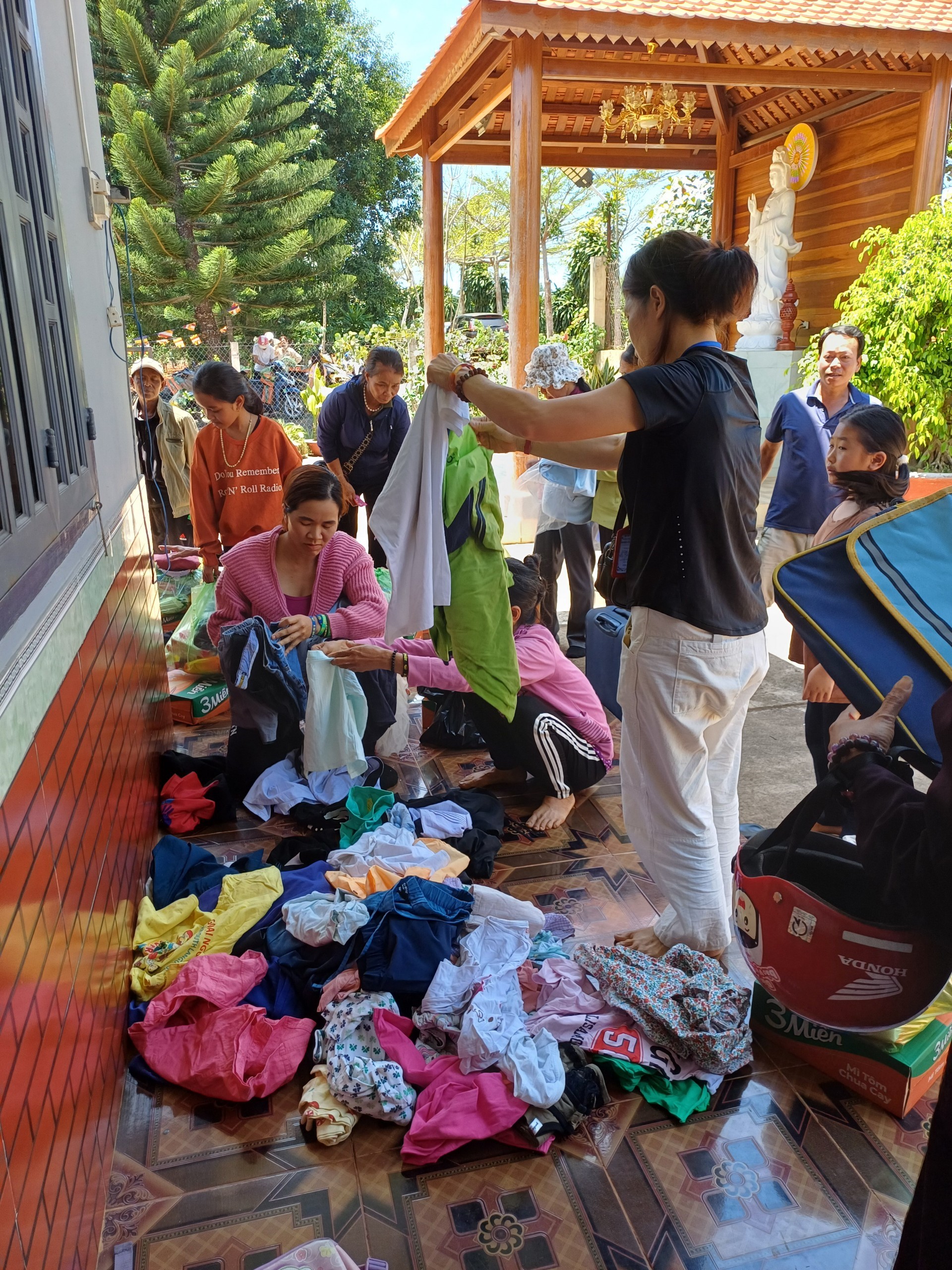 One-Day Peaceful Retreat and giving gifts to people in need of Lam Phat pagoda, Lam Dong