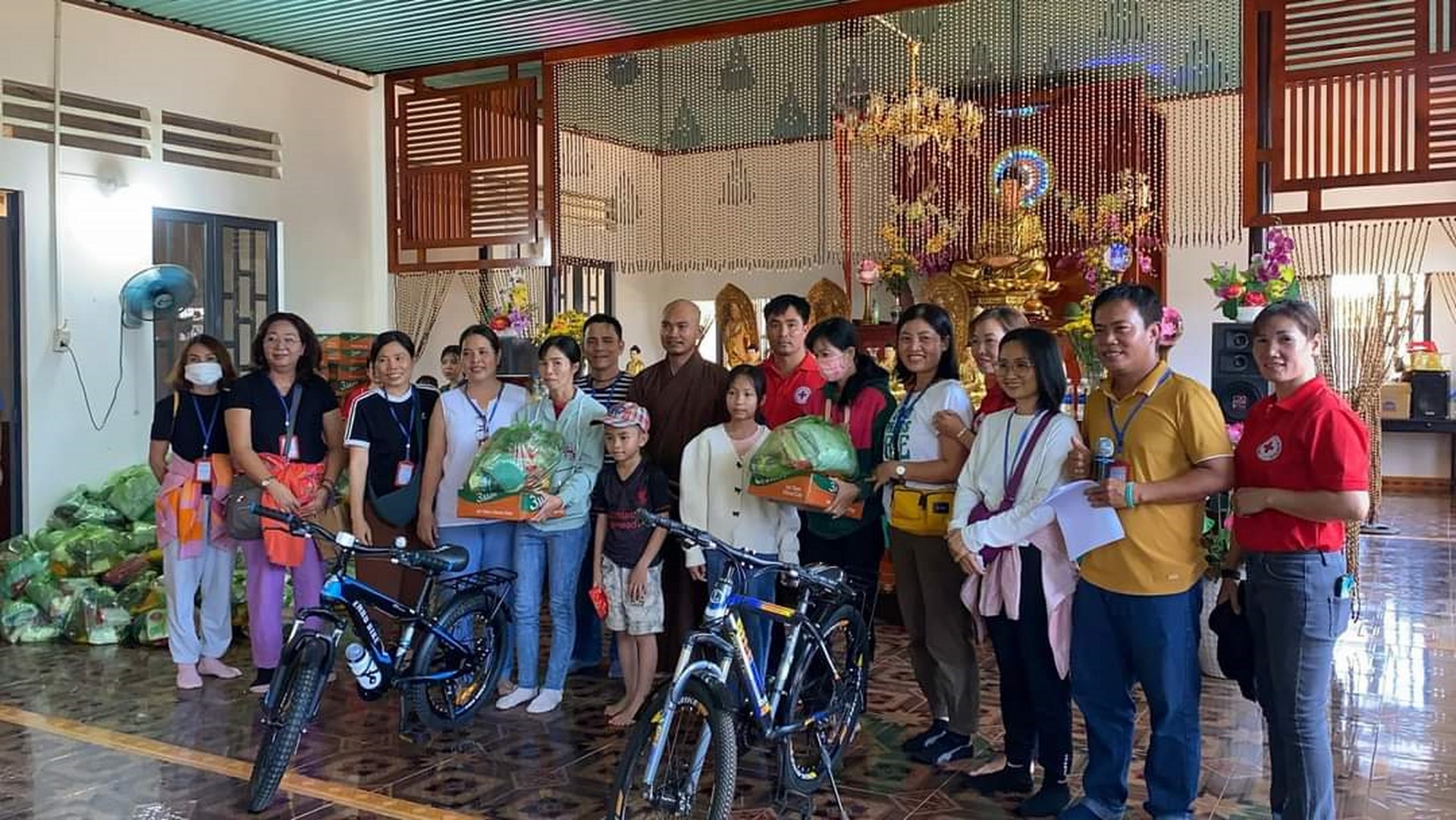 One-Day Peaceful Retreat and giving gifts to people in need of Lam Phat pagoda, Lam Dong