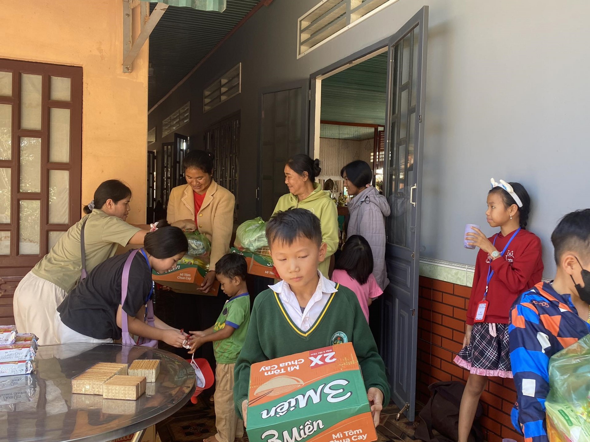 One-Day Peaceful Retreat and giving gifts to people in need of Lam Phat pagoda, Lam Dong