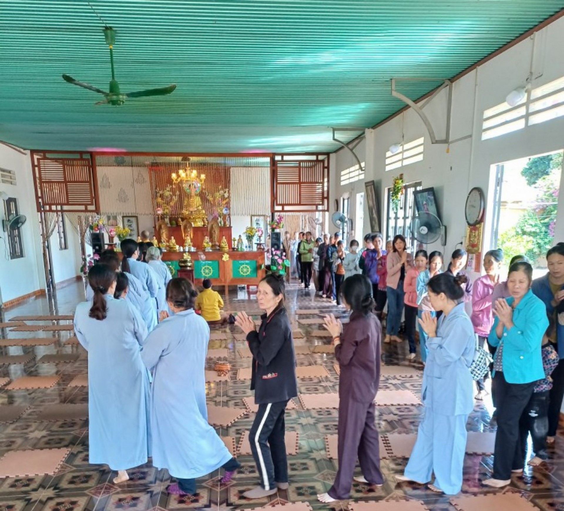 One-Day Peaceful Retreat and giving gifts to people in need of Lam Phat pagoda, Lam Dong