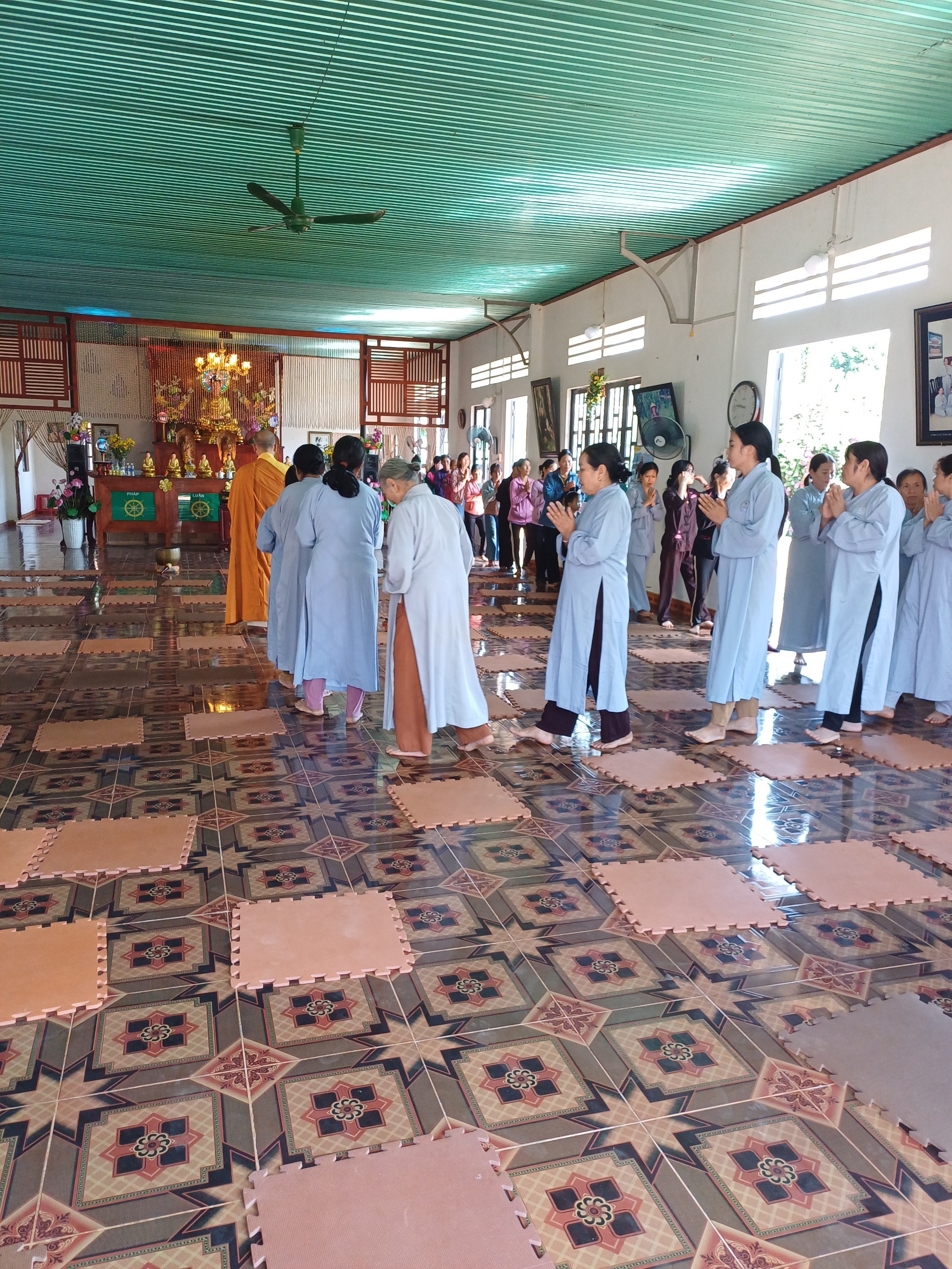 One-Day Peaceful Retreat and giving gifts to people in need of Lam Phat pagoda, Lam Dong