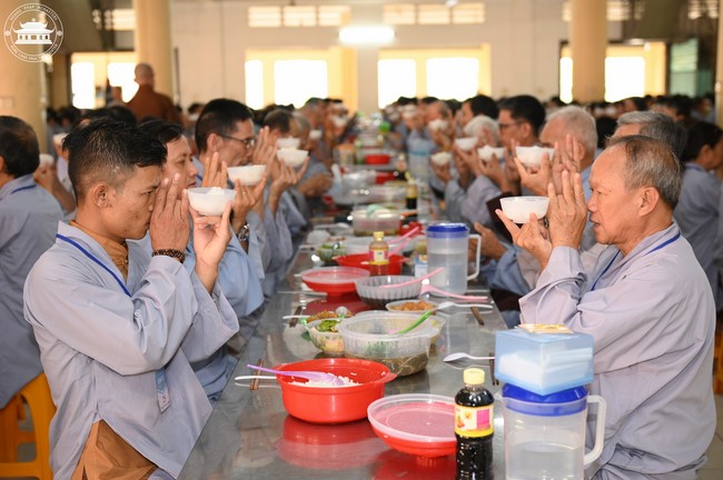 Dharma talk Cultivating the body or the mind? in the 102nd Seven-day Retreat