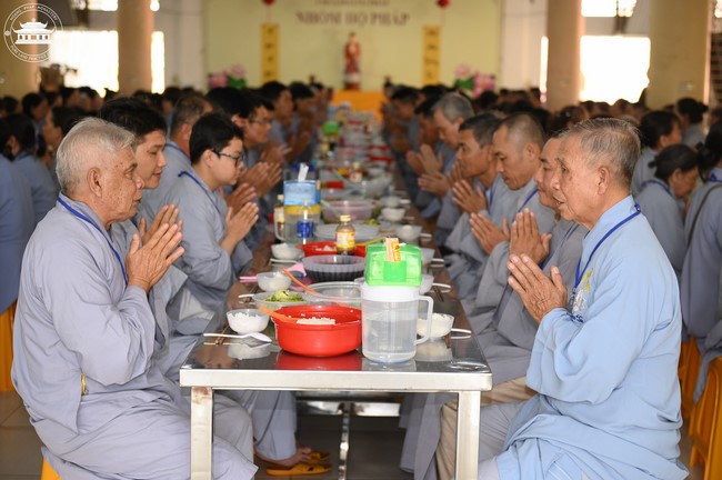 Dharma talk Cultivating the body or the mind? in the 102nd Seven-day Retreat