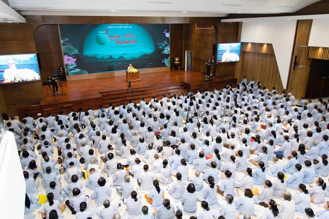 Dharma talk Cultivating the body or the mind? in the 102nd Seven-day Retreat