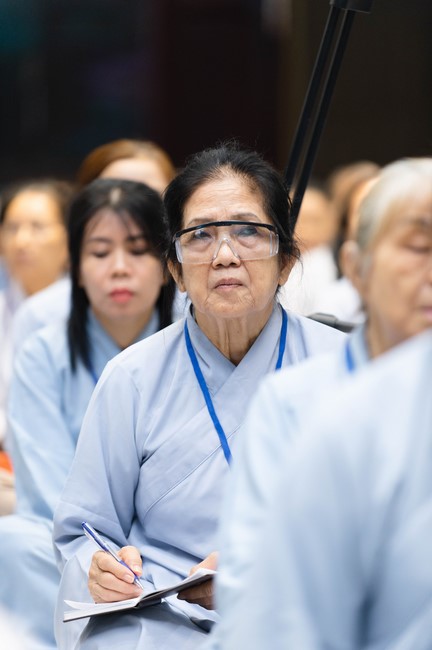 Dharma talk Cultivating the body or the mind? in the 102nd Seven-day Retreat