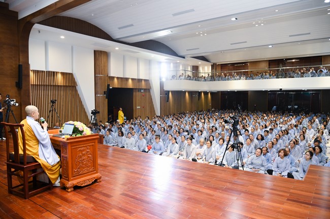 Dharma talk Cultivating the body or the mind? in the 102nd Seven-day Retreat