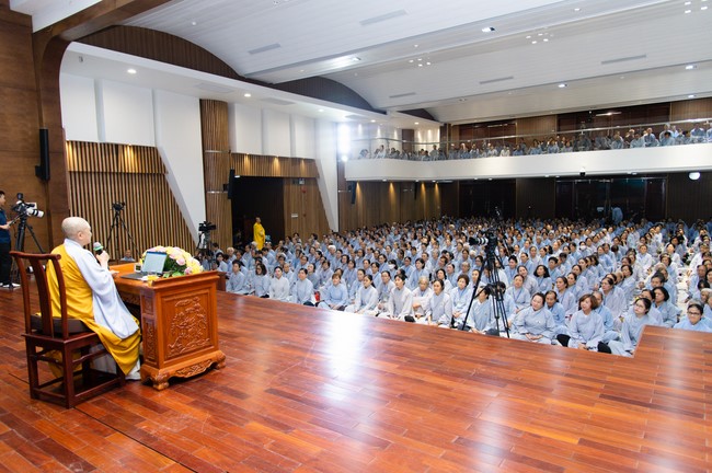 Dharma talk Cultivating the body or the mind? in the 102nd Seven-day Retreat