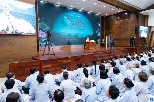 Dharma talk Cultivating the body or the mind? in the 102nd Seven-day Retreat