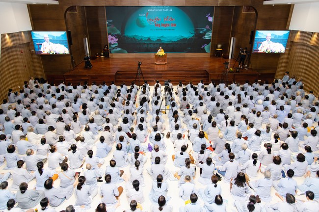 Dharma talk Cultivating the body or the mind? in the 102nd Seven-day Retreat