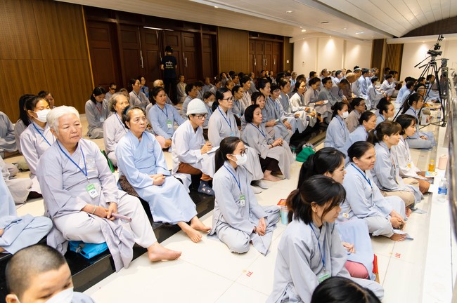 Dharma talk Cultivating the body or the mind? in the 102nd Seven-day Retreat