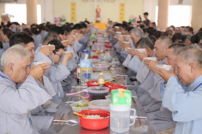 Dharma talk Cultivating the body or the mind? in the 102nd Seven-day Retreat