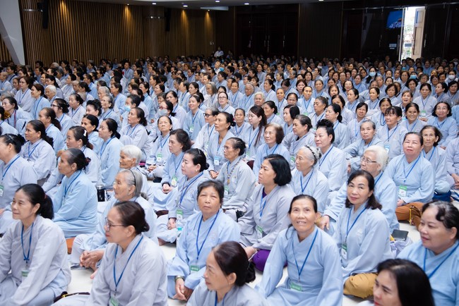 Dharma talk Practice transforming sufferings in the 102nd Seven-day Retreat