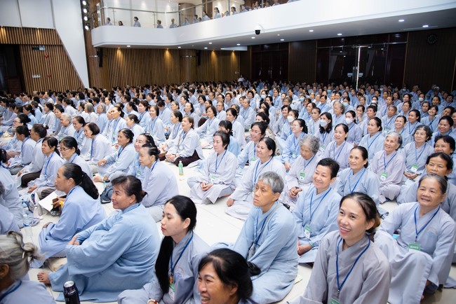 Dharma talk Practice transforming sufferings in the 102nd Seven-day Retreat