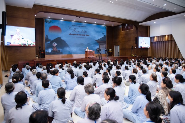 Dharma talk Practice transforming sufferings in the 102nd Seven-day Retreat