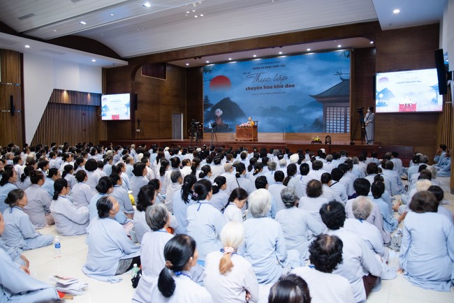 Dharma talk Practice transforming sufferings in the 102nd Seven-day Retreat