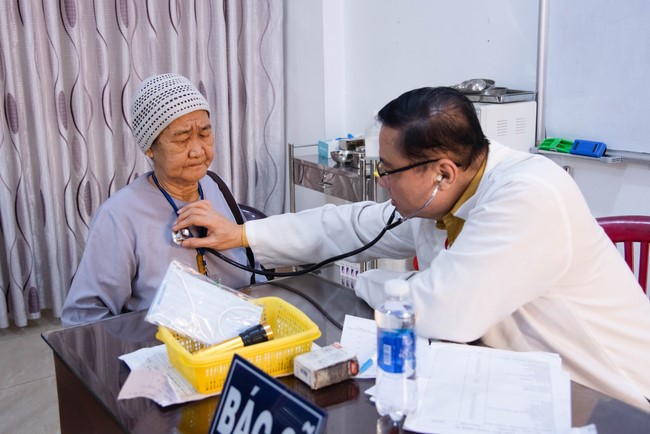 Dharma talk Practice transforming sufferings in the 102nd Seven-day Retreat