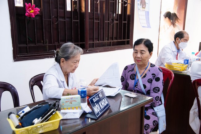 Dharma talk Practice transforming sufferings in the 102nd Seven-day Retreat