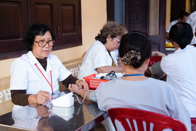 Dharma talk Practice transforming sufferings in the 102nd Seven-day Retreat