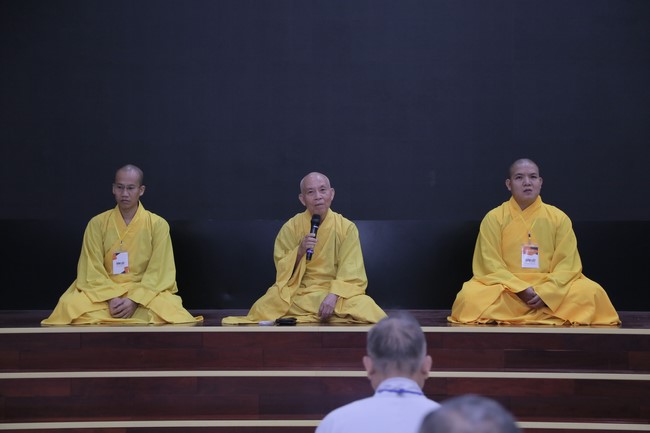 Dharma talk Buddha's name reciting being the way back to the tranquility in the 102nd Seven-Day Retreat