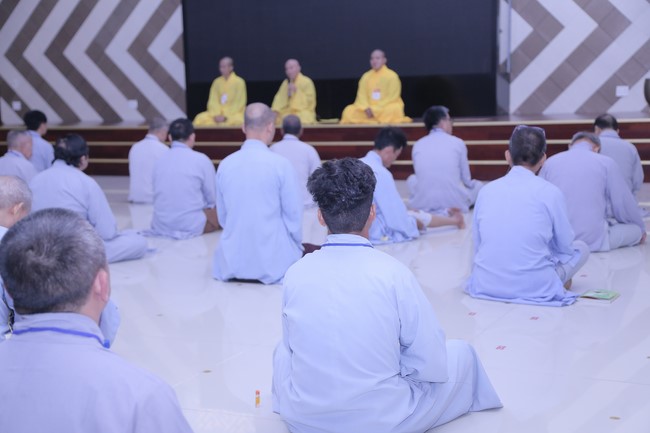Dharma talk Buddha's name reciting being the way back to the tranquility in the 102nd Seven-Day Retreat