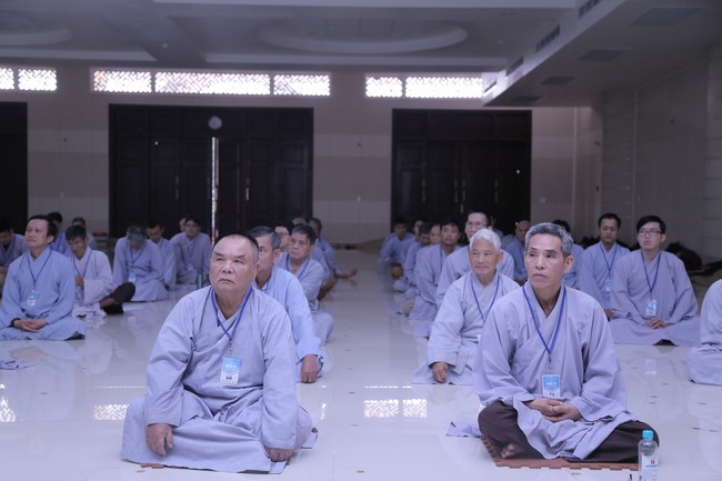 Dharma talk Buddha's name reciting being the way back to the tranquility in the 102nd Seven-Day Retreat